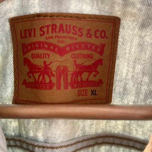 Denim Levi’s jacket - Picture 2 of 5